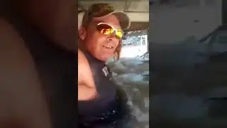 Техасские сумасшедшие ковбои на грузовике во время урагана Харви
