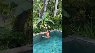 Anindita Hidayat Lagi berendam dikolam berenang 