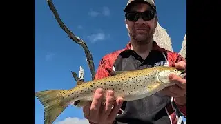 Lake Fyans trout action ! Mudeye fishing tips and tricks !