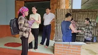 Single mother received her wages. Goodbye to the landlord and his wife to visit her mother.Ly Vy Ca