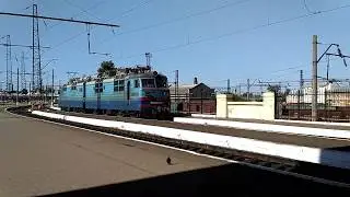 Electric locomotive VL80t-1157 goes to the depot