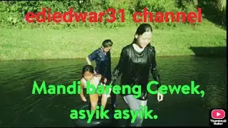 Mandi bersama cewek, asyik-asyik sekali.