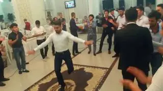 крутая лезгинка на свадьбе. Красивый танец кавказцев