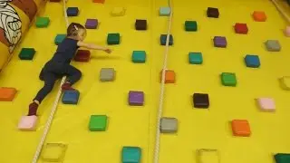 Sonja trazi Kinder Jaja Igracke u Igraonici za decu / Vazdusni Tobogani i Dvorci / Fun Playground