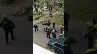 policias se caen de una moto