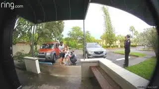 Женщина в шортах родила ребенка, стоя на парковке. Момент попал на камеру видеонаблюдения