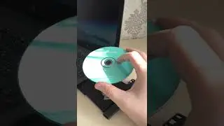 Как вставить диск в дисковод на ноутбуке