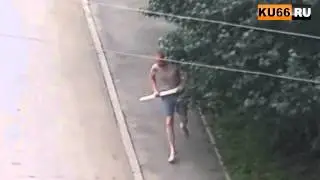 Мужик в трусах с палкой бегал по улице