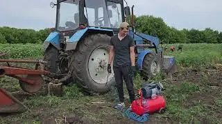 Копаю часник і не все так просто. Пробив колесо на МТЗ ремонтую в полі. Заклеїв камеру не знімаючи