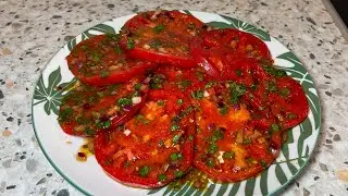 Вкусная Закуска из Помидоров - готовится быстро и съедается всё и помидоры и лук с базиликом