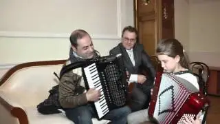 Look at a girl playing TARANTELLA
