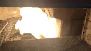 Факельная чугунная горелка футерованная шамотом сжигает пеллеты из лузги подсолнечника.