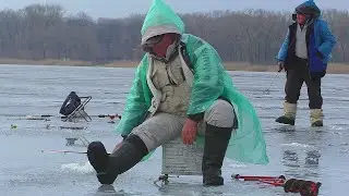 Рыбалка со льда   Ловля  крупного карася в дождь