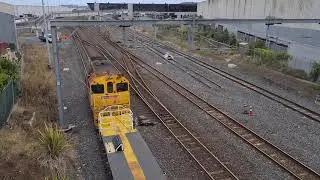 Single locomotive with a long train DL9423