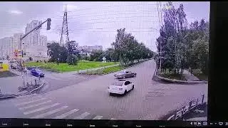 В Екатеринбурге при столкновении перевернулся автомобиль