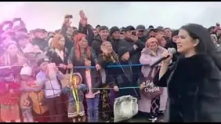 Nilufar Usmonova Qarshidagi konsertda yomg'irda yig'ilgan minglab muxlislarni ko'rib hayratda qoldi