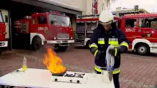 TAK się gasi pożar gorącego oleju na patelni ....a NIE WODĄ...!!!