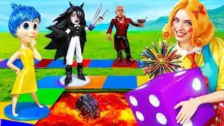 Спасти Радость в Гигантской Настольной Игре! Мисс Делайт vs Мисс Циркуль vs Русалка vs Вампир!