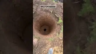 Процесс бурения колодца машиной. 