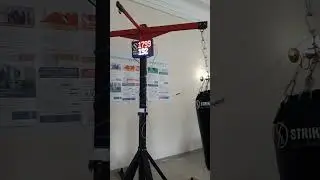 Девушка бьёт грушу - Силовой удар по груши
