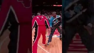 Michael Jordan & Shaq Play 1v1 😄