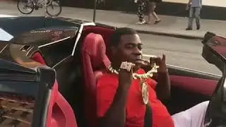 Tracy Morgan showing off his old school jewelry