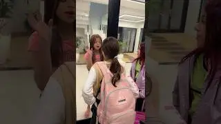 A Manuella não quer deixar a gente entrar !!!