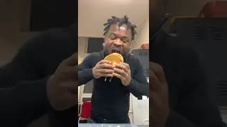 Guy ate the head of a roasted chicken 😲🤯