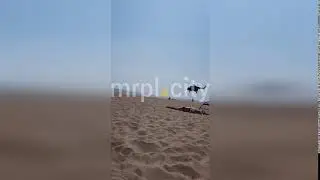 Военный вертолет над пляжем в Мариуполе 16.09.2020