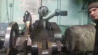 Правка абразивного камня перед шлифовкой коленчатого вала.