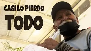 Recoge latas para sobrevivir en PLENO CENTRO COMERCIAL DE EL SALVADOR