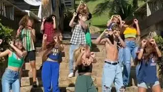 now United dançando wave your flag-coreografia Tik Tok!(criada pelo kyle Hanagami)
