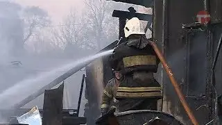 Сильный пожар в центре Уссурийска охватил два жилых дома