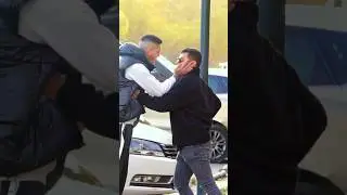 GÖRME ENGELLİ ÇILDIRDI !!( Görme Engelli Şakası )🤣🤣
