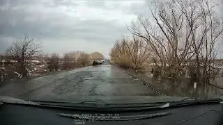 Вода из пруда убегает через плотину - 10.03.2023