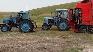 Два МТЗ вытаскивают фуру Volvo /Moldova