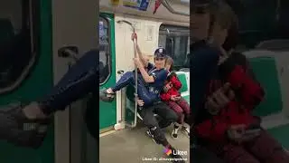 девушка садится на парней в метро
