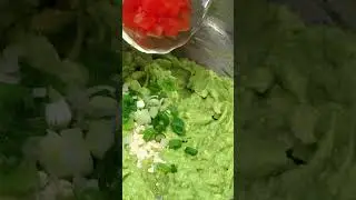 Trick For Keeping Guacamole From Browning! Easy Guacamole