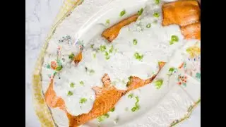 Baked salmon with yogurt sauce