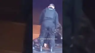 Фанатка SHAMAN упала в обморок во время его концерта.