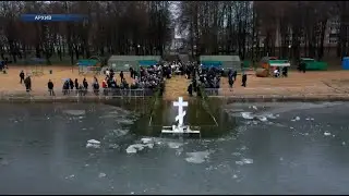 Обряд окунания в прорубь на Крещение: что считают священнослужители и медики