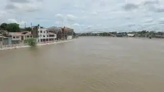 Rio Piura, desde el puente Bolognesi, hoy 10.03.2017 por Julio Aguilar M