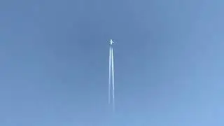 (Emirates) Boeing 777-300(ER) cruising directly overhead with short contrails at 36,000 ft