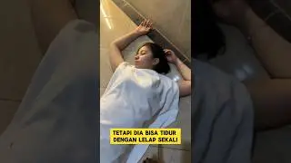 momen lucu ketika punya teman yang kalau sudah ngantuk dimana saja biasa tidur ‼️‼️ #ngakak #lucu