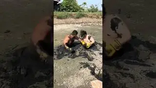 A fight in the mud 😅 