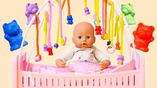 Baby Annabell doll doesn't want to sleep! Hanging toys above the bed for baby dolls. Kids' videos.