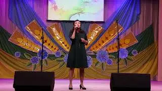 Елена Живаева из Вяткина выступает на концерте в честь юбилея края. ВИДЕО