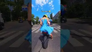 Посигналил ей, а обернулся я..😅 Когда решили проехать между МАШИН😂 #bikelover #reaction #bikelife