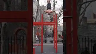 Парень максимально подготовился к лету! Все девки его! 