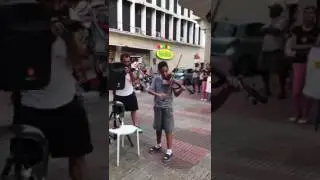 Niño causa sensación tocando 